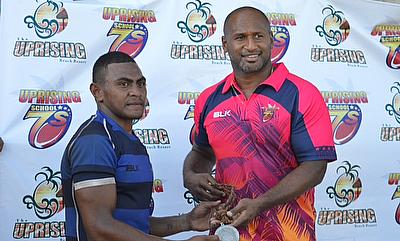 Lote Tuqiri presents the player of the tournament medal to Nailati Ukelele in January 2016