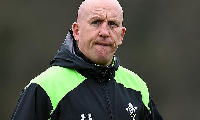 Assistant coach Shaun Edwards has signed a new four-year deal to stay on with Wales to the 2019 World Cup