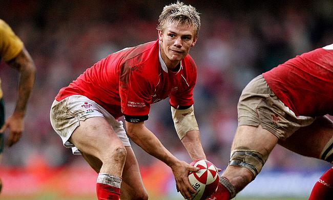 Former Wales captain Dwayne Peel is to retire because of a shoulder injury