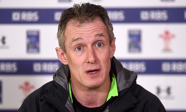 Wales assistant coach Rob Howley has agreed a new contract with the Welsh Rugby Union