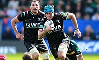 Wales flanker Justin Tipuric has signed a new deal with the Ospreys