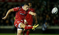 Scarlets fly-half Steven Shingler is switching to the Cardiff Blues next season