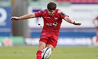 Scarlets fly-half Dan Jones has agreed a new deal with the Welsh region
