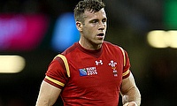 Scarlets scrum-half Gareth Davies has signed a contract extension that will keep him at his home club for a 19th season.
