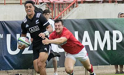 New Zealand winger Bailyn Sullivan tries to race away from the Wales defence on day two of the World Rugby U20 Championship 2018