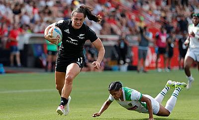 New Zealand's Portia Woodman breaks through the Brazil defense for a try on day two of the HSBC France Sevens women's competition at Stade Toulousain