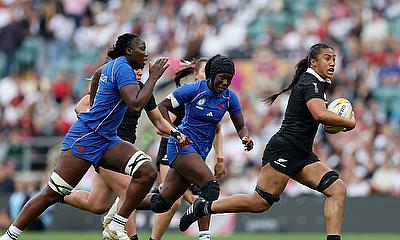 Liana Mikaele-Tu'u of New Zealand breaks away from Madoussou Fall Raclot of France during the Women's Rugby World Cup 2025 Bronze Final