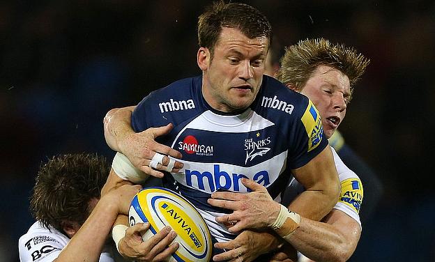 Mark Cueto has signed a new one-year contract with Sale Sharks.