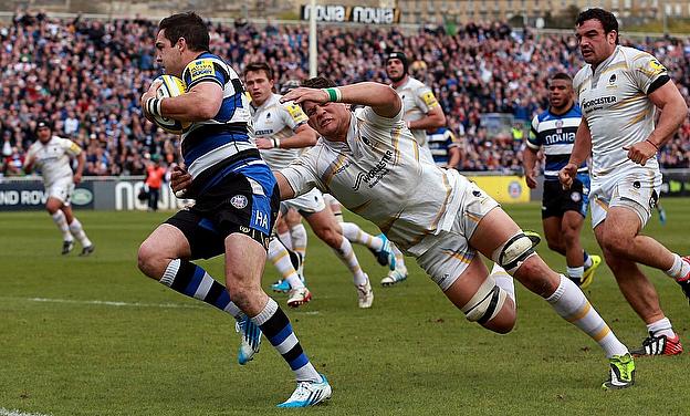 Bath's Horacio Gulla beats the tackle of Worcester's Mike Williams to score their second try