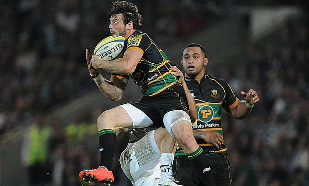 Ben Foden catches a high ball under pressure from Leicester Tigers Dan Bowden