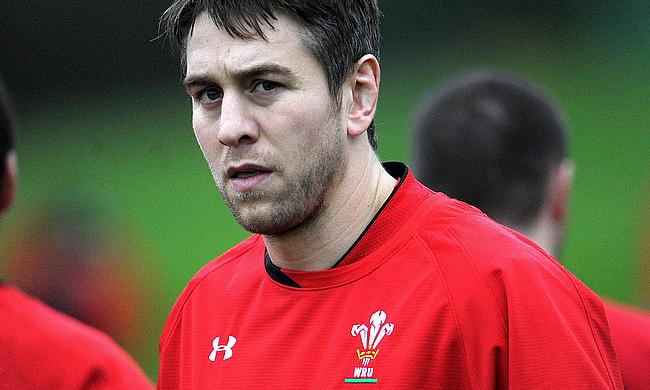 Former Wales captain Ryan Jones has announced his retirement from professional rugby with immediate effect due to injury