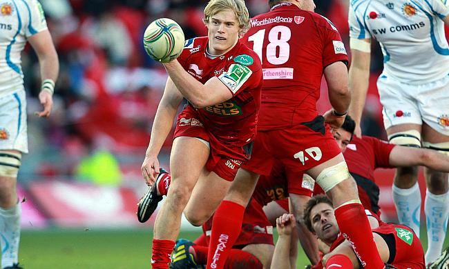 Scarlets scrum-half Aled Davies has signed a new deal to stay with the Welsh region until 2018.