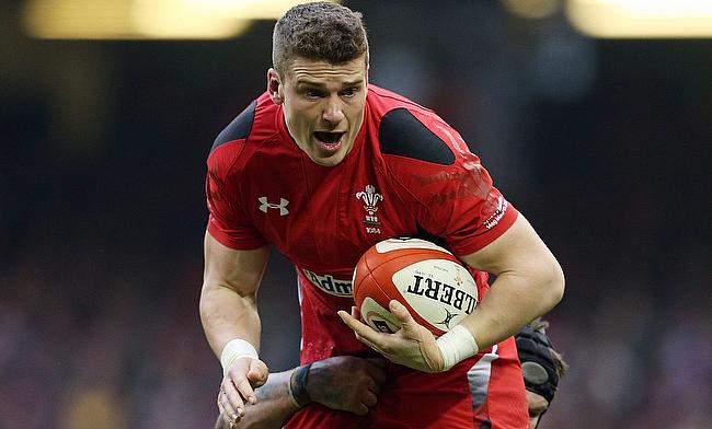 Wales centre Scott Williams has agreed a new contract with the Scarlets