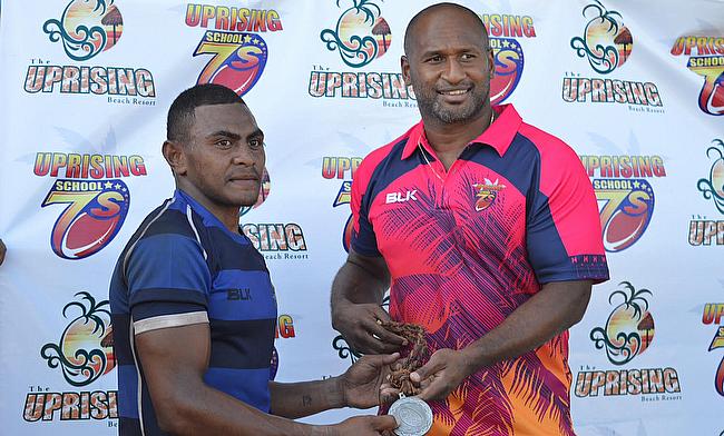 Lote Tuqiri presents the player of the tournament medal to Nailati Ukelele in January 2016