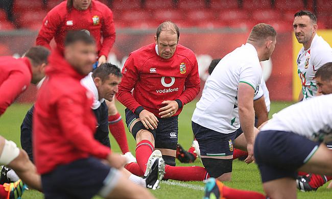 Alun Wyn Jones (centre) during a training session