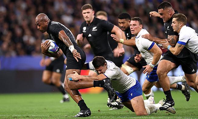 Mark Telea of New Zealand is tackled by Luca Morisi of Italy during the game against Italy