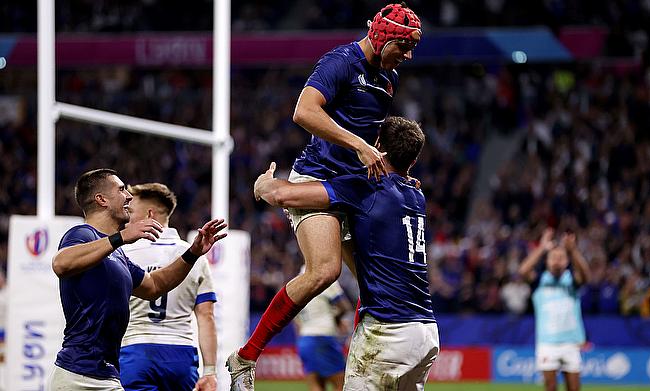 Damian Penaud of France celebrates scoring his team's fourth try with teammate Louis Bielle-Biarrey during the game against Italy