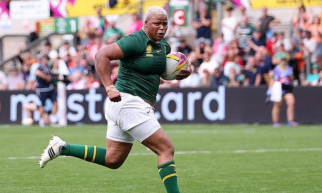 Aseza Hele of South Africa runs with the ball before scoring her team's second try during the Women's Rugby World Cup 2025 Pool D match