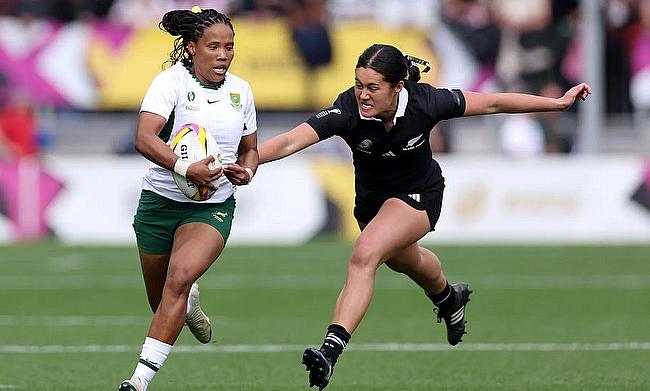 Maceala Samboya of South Africa runs with the ball whilst under challenge by Maia Joseph of New Zealand during the Women's Rugby World Cup 2025 Quart