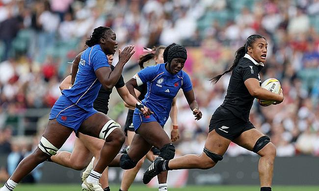 Liana Mikaele-Tu'u of New Zealand breaks away from Madoussou Fall Raclot of France during the Women's Rugby World Cup 2025 Bronze Final